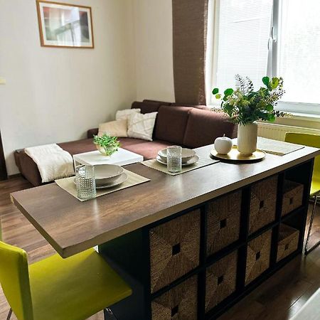Spacious City Centre Apartment Братислава Екстер'єр фото