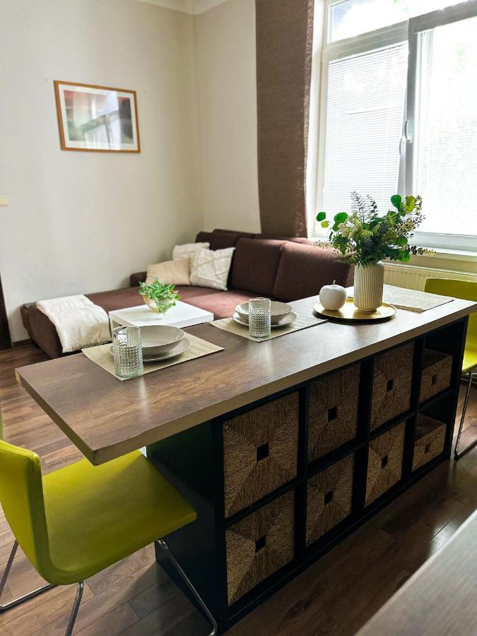 Spacious City Centre Apartment Братислава Екстер'єр фото