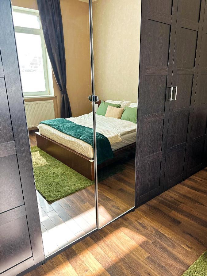 Spacious City Centre Apartment Братислава Екстер'єр фото